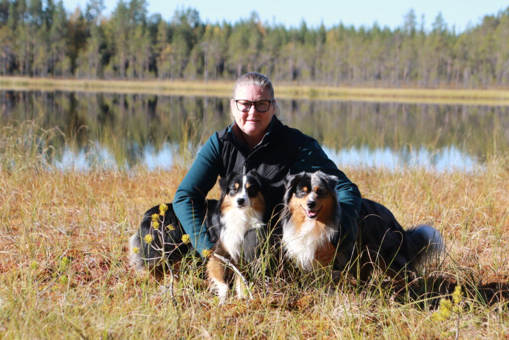 Människa med två hundar